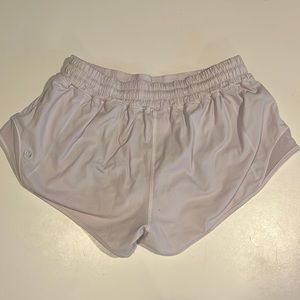 White lululemon hotty hot shorts 2.5”